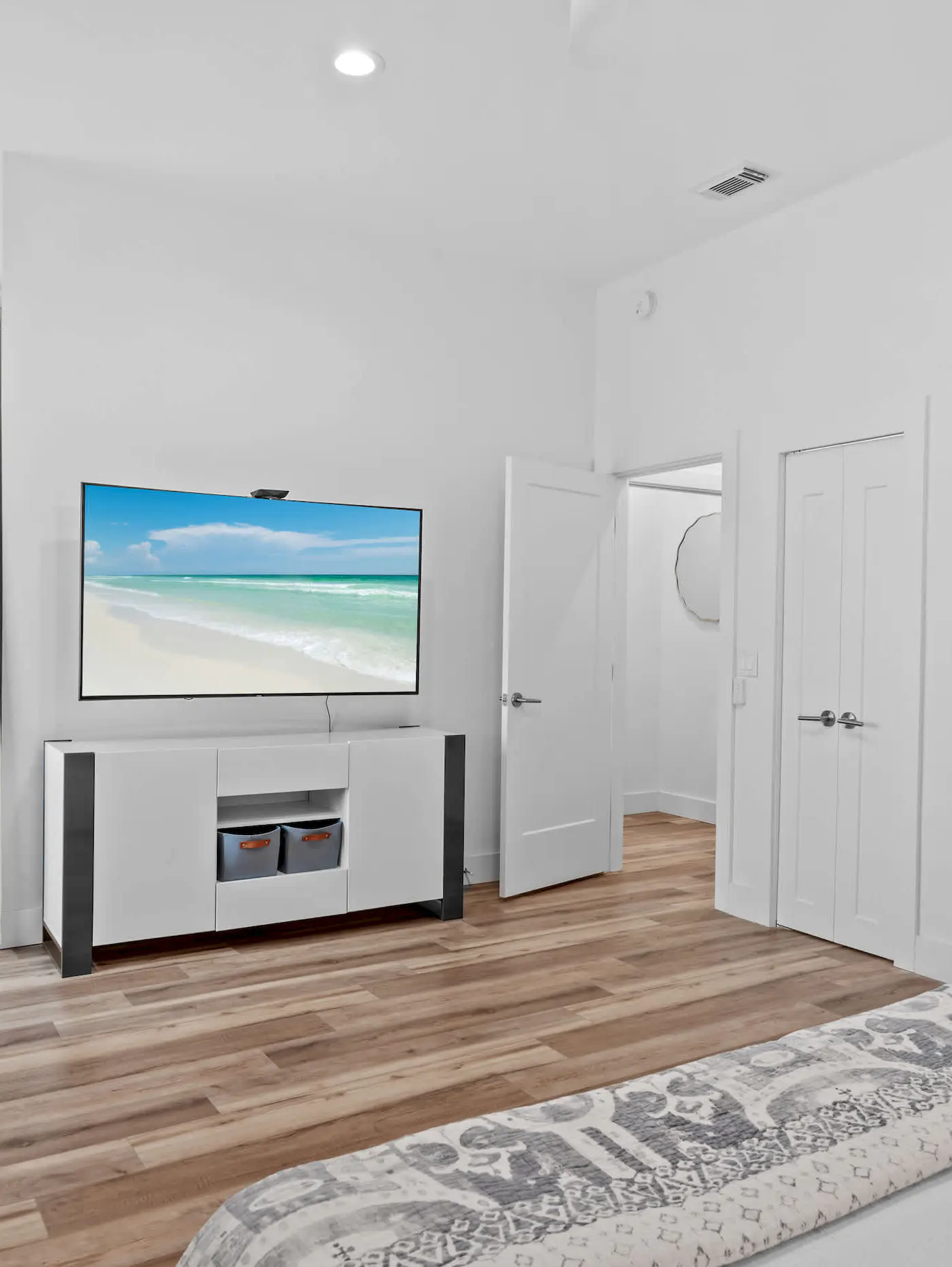 4BR oasis: bikes, pool, 5 min to beach