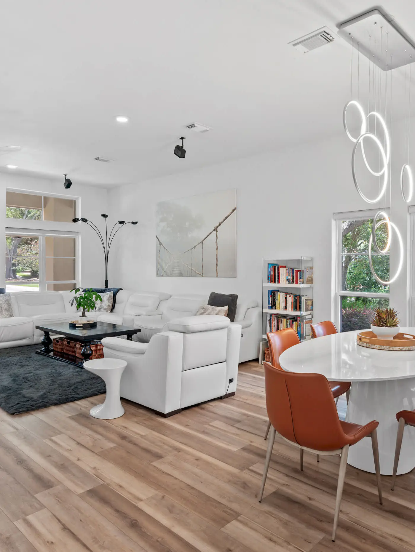 4BR oasis: bikes, pool, 5 min to beach