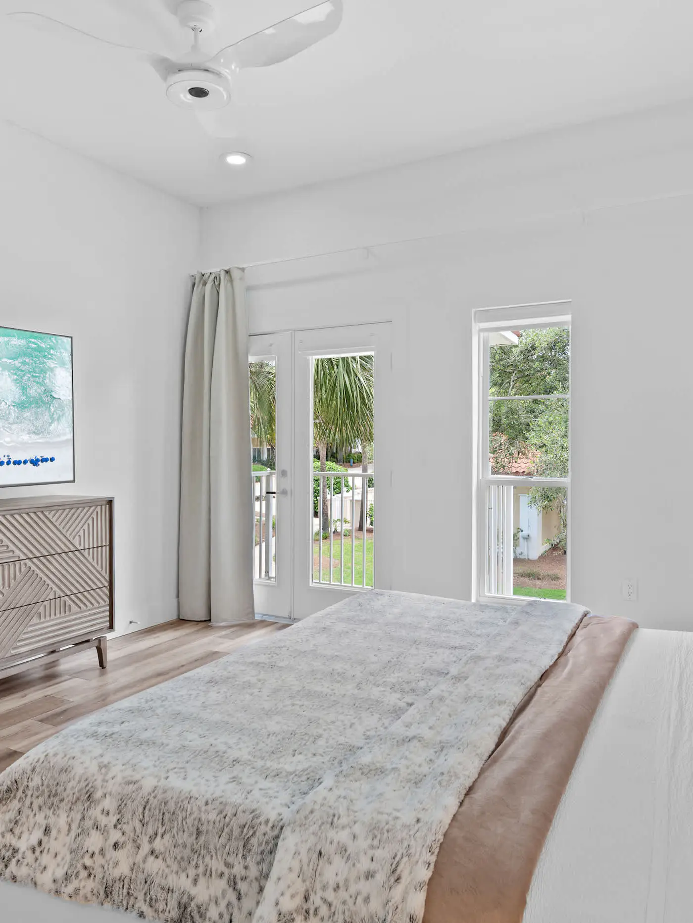 4BR oasis: bikes, pool, 5 min to beach