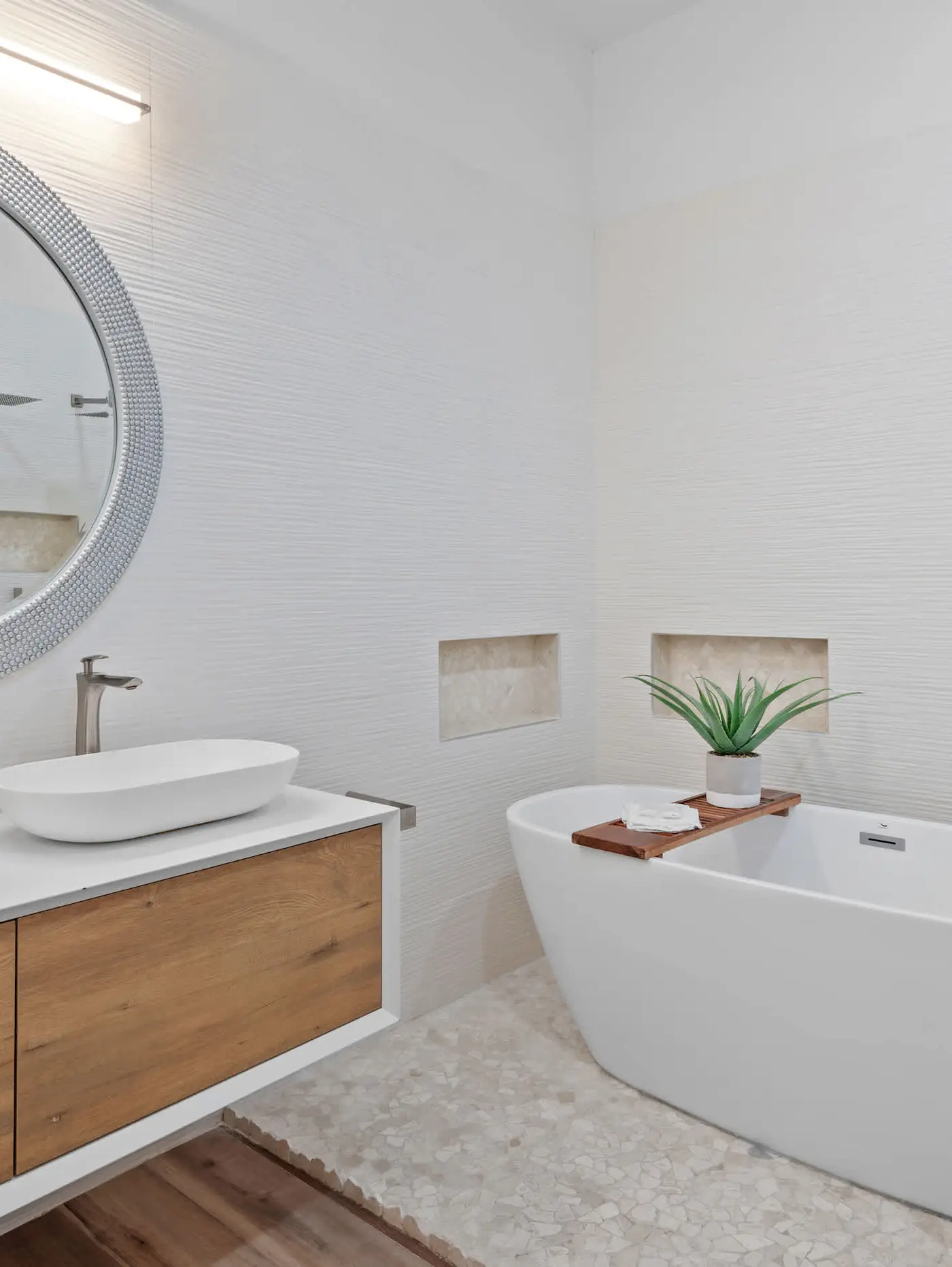 4BR oasis: bikes, pool, 5 min to beach