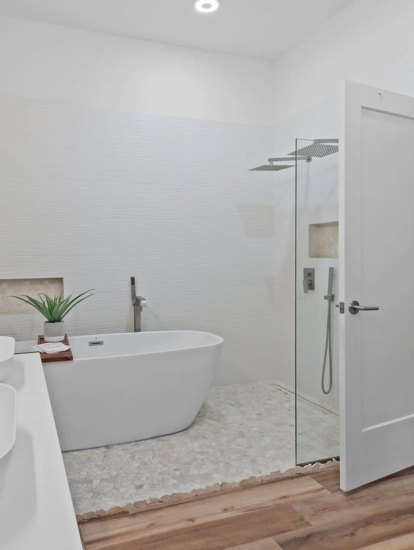 4BR oasis: bikes, pool, 5 min to beach