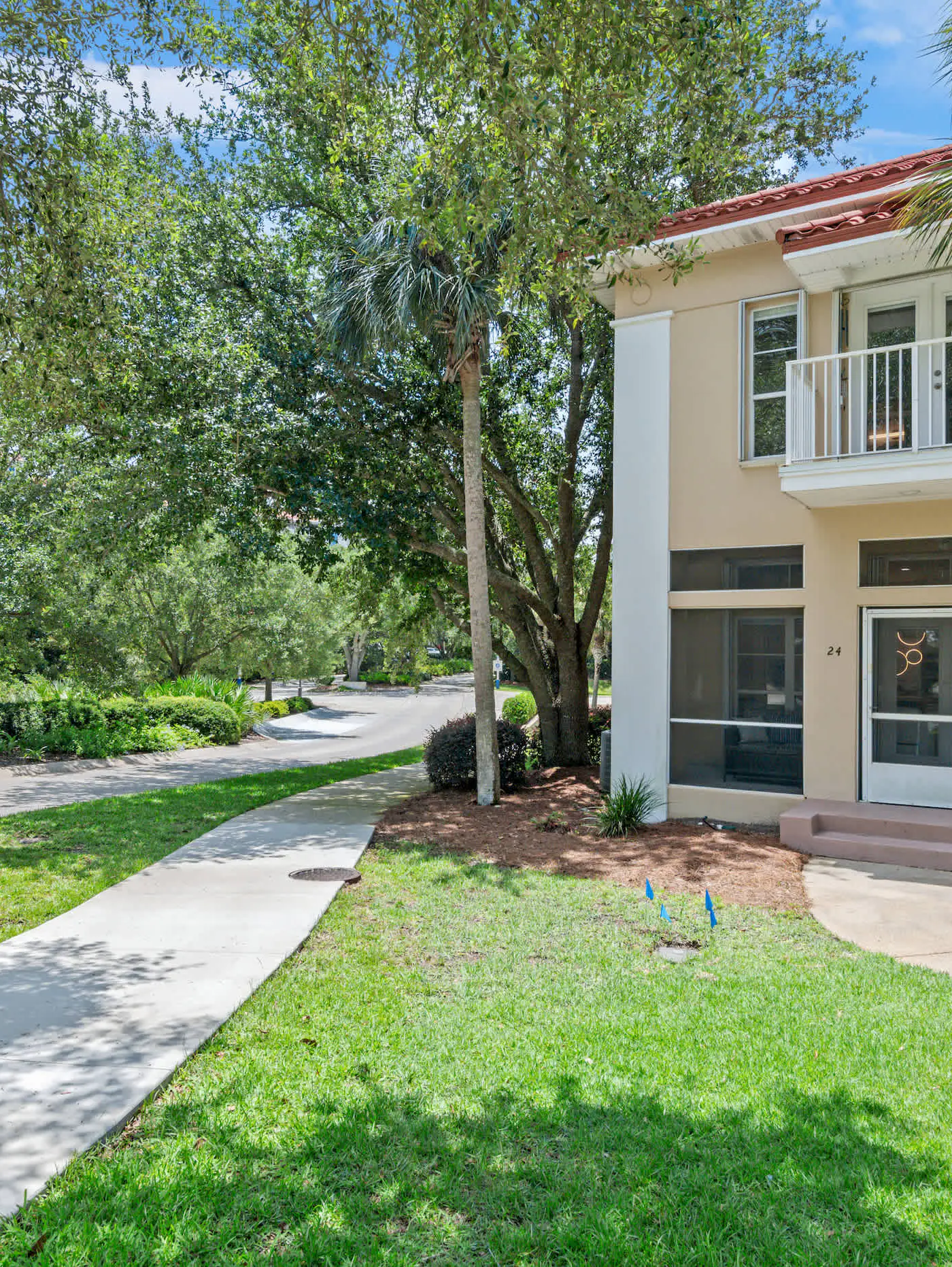 4BR oasis: bikes, pool, 5 min to beach