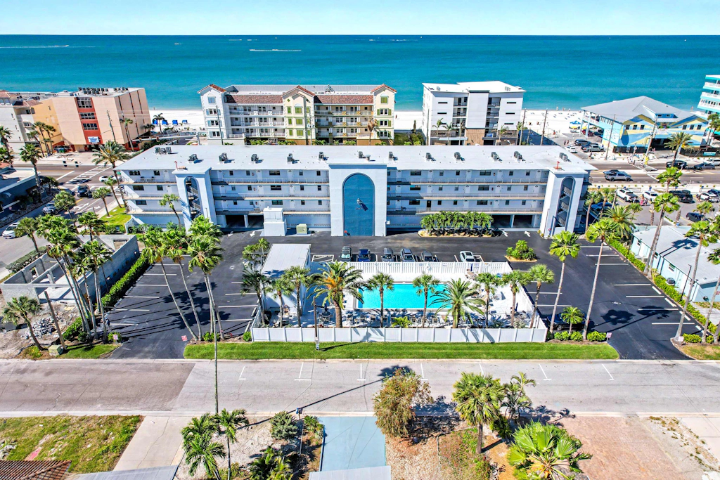 Steps to Beach + Pool in Madeira Beach