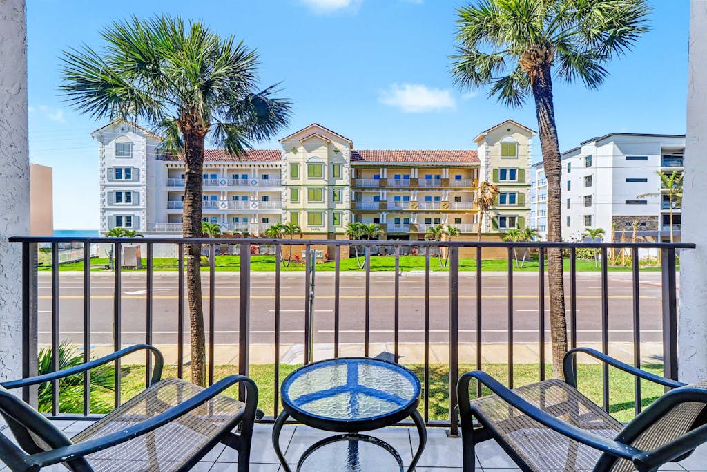 Steps to Beach + Pool in Madeira Beach