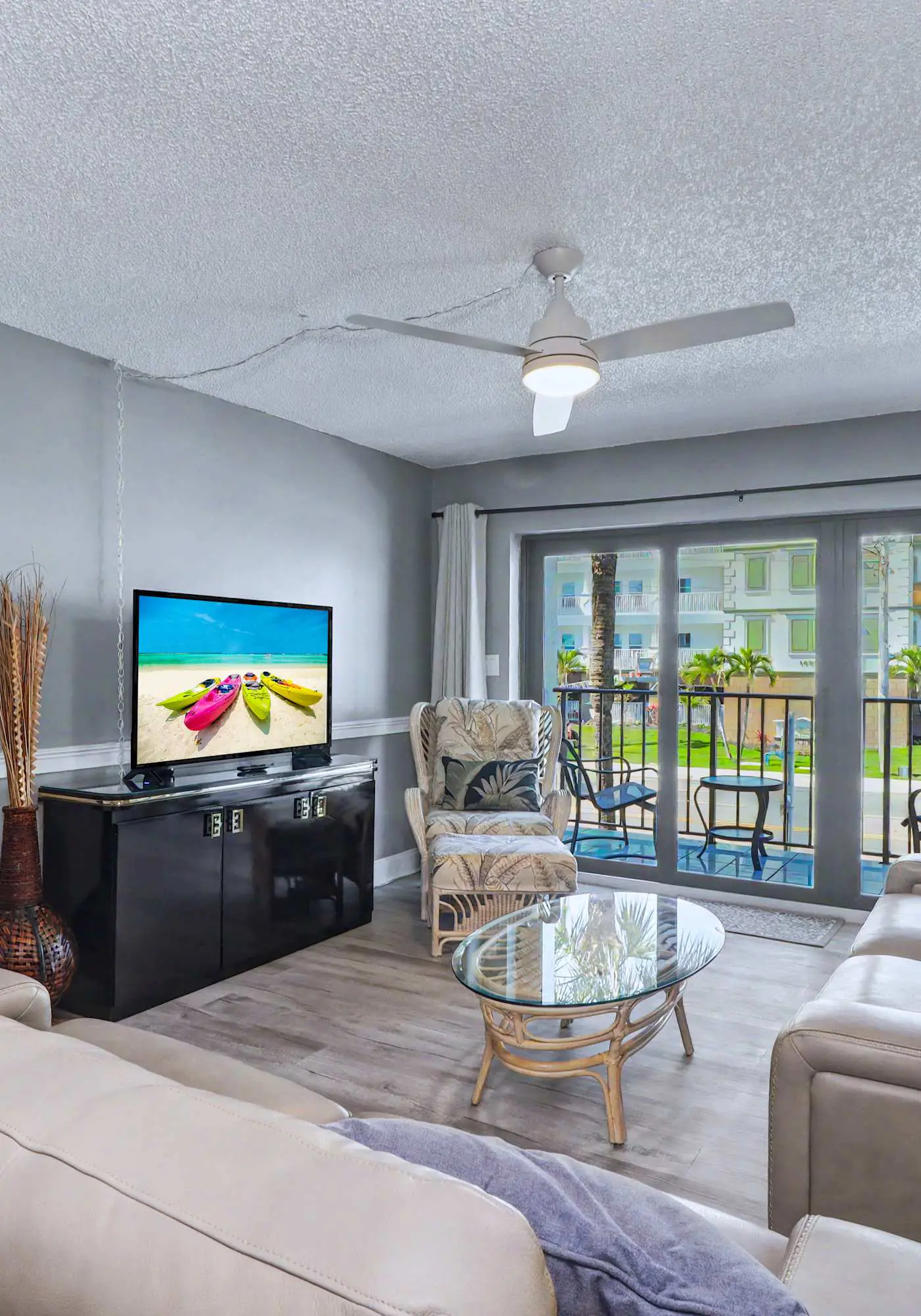 Steps to Beach + Pool in Madeira Beach