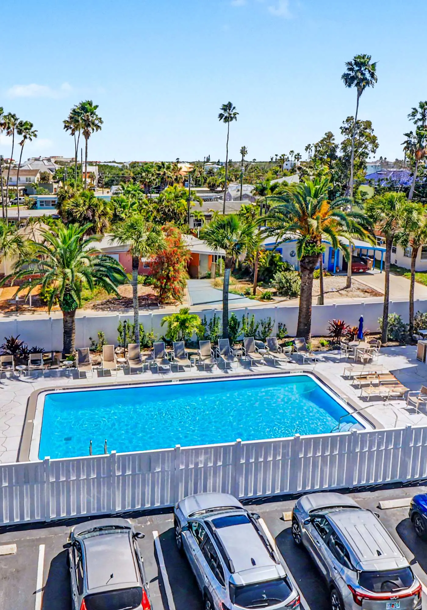 Steps to Beach + Pool in Madeira Beach