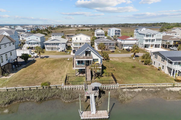 Oh My Sweet Lil Beach House: Dog Friendly, Canalfront, Floating boat dock