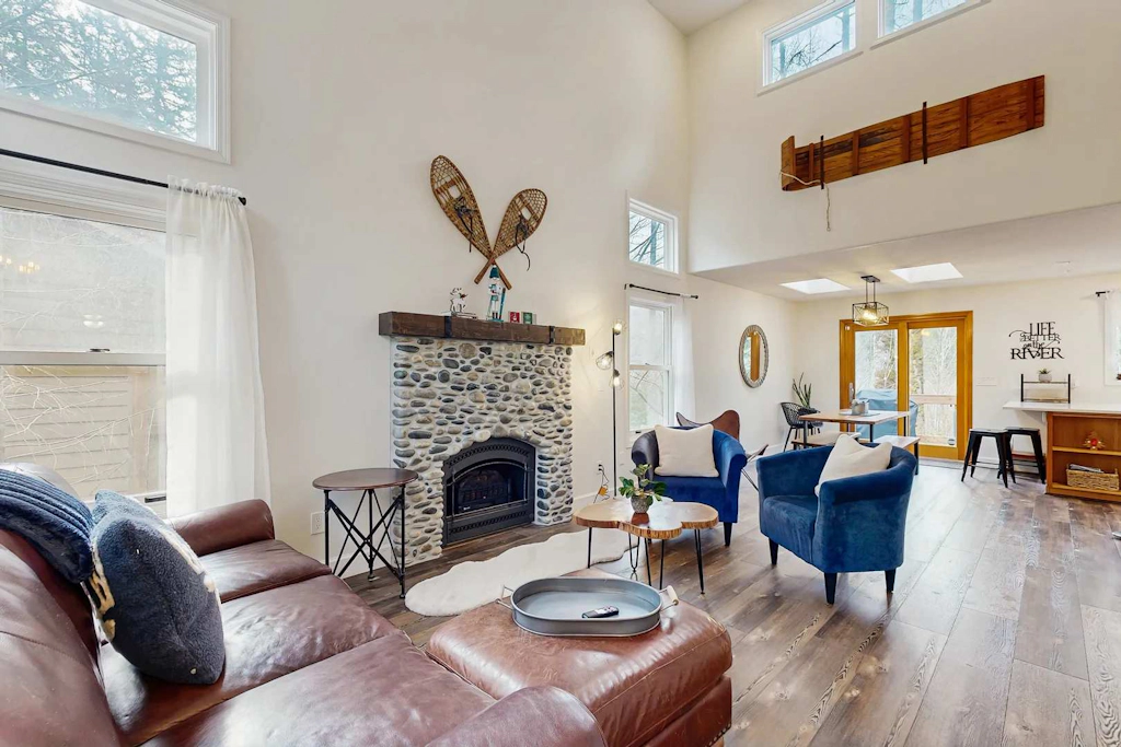 Riverfront retreat with panoramic river and forest views