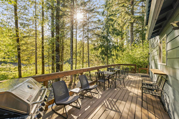 Riverfront retreat with panoramic river and forest views