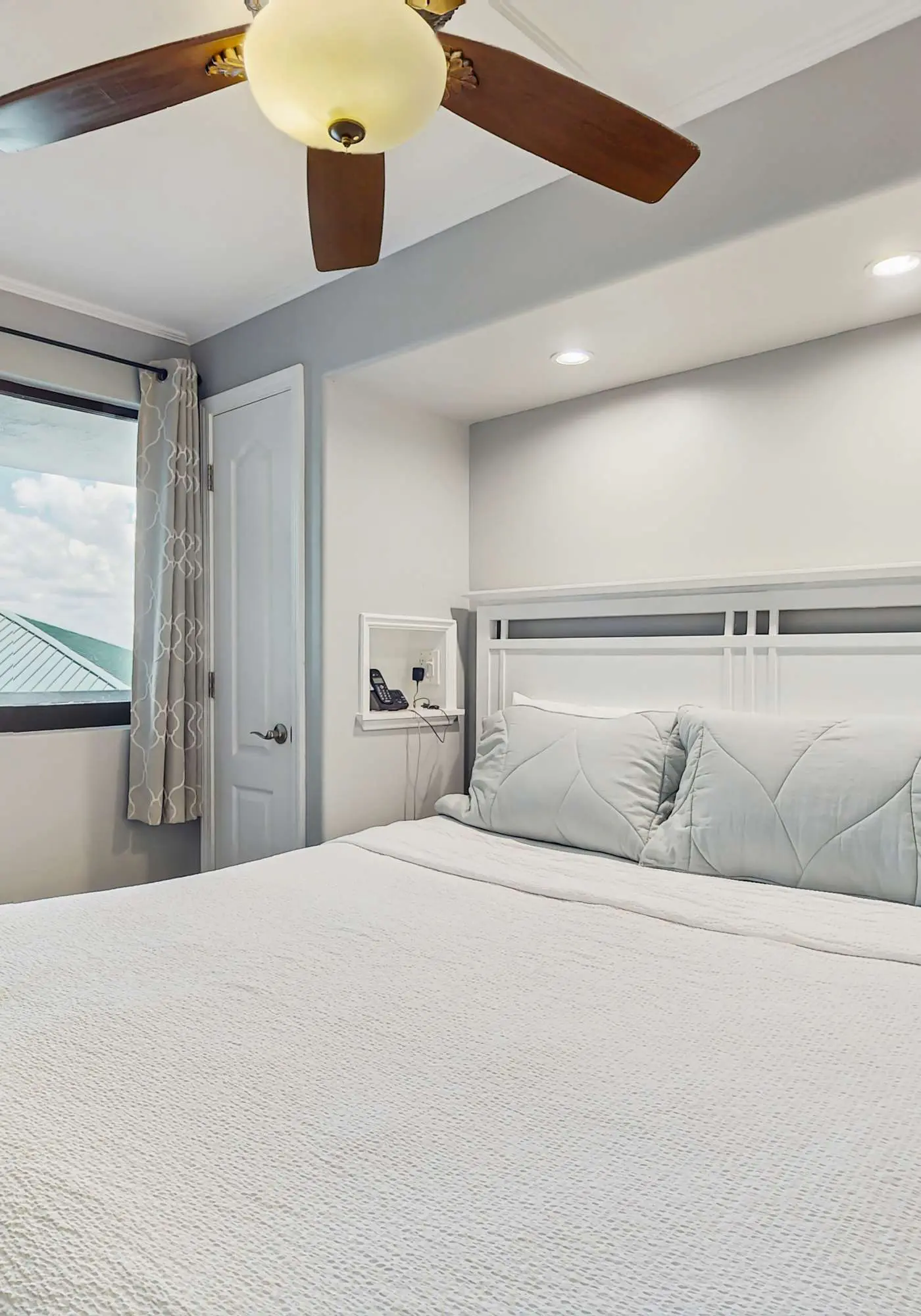 Gorgeous gulf front condo with pools, hot tub, and gym