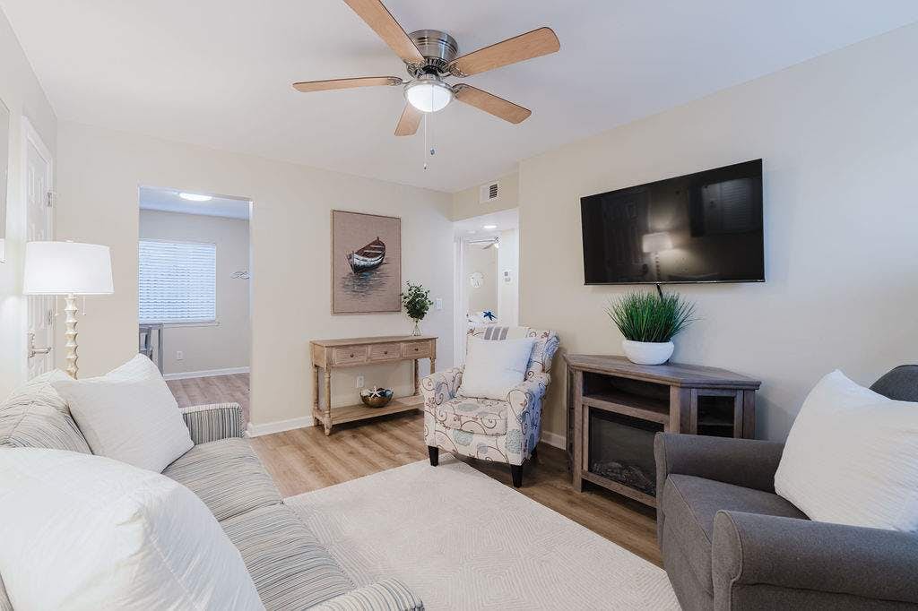 Renovated 2BR First Floor Forest Beach Condo