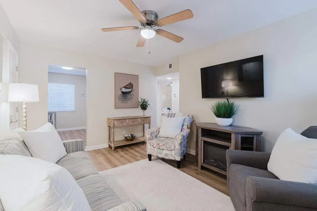 Renovated 2BR First Floor Forest Beach Condo