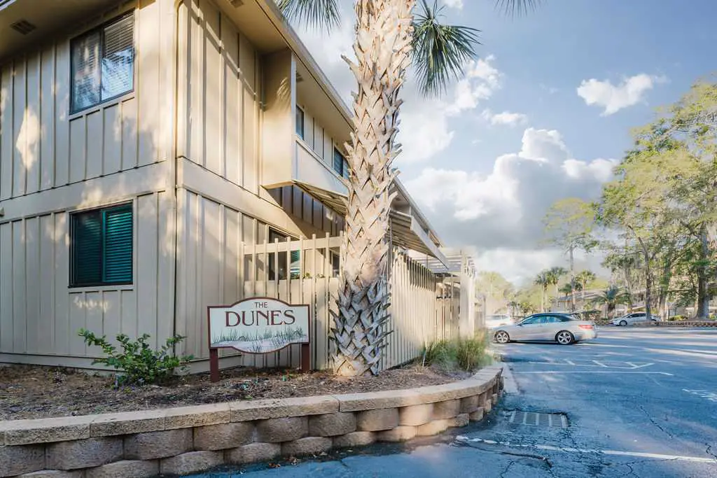 Renovated 2BR First Floor Forest Beach Condo