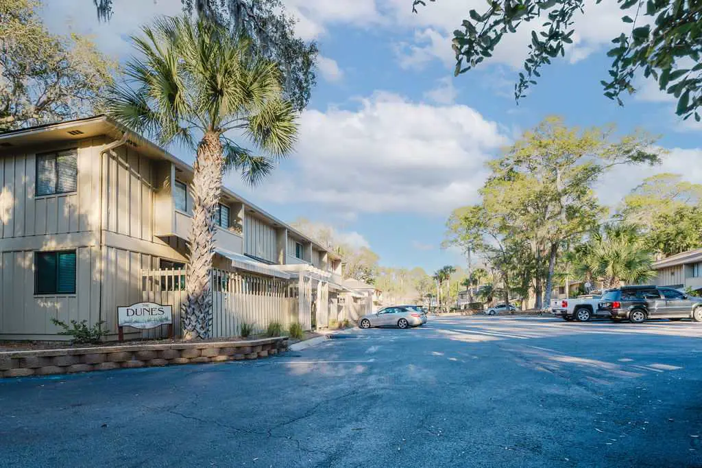 Renovated 2BR First Floor Forest Beach Condo