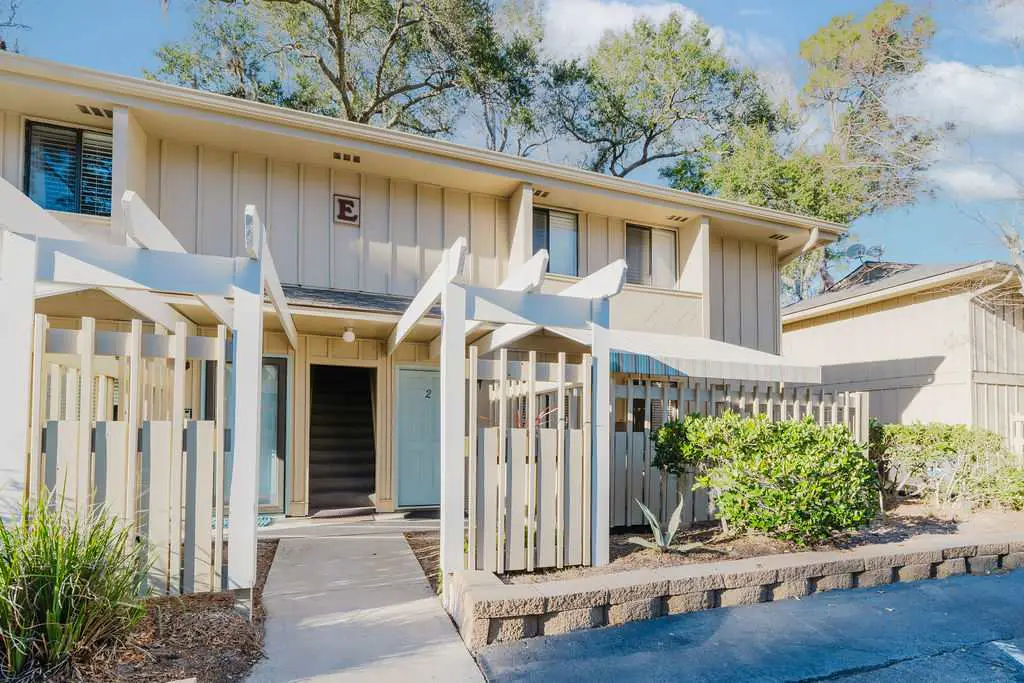 Renovated 2BR First Floor Forest Beach Condo