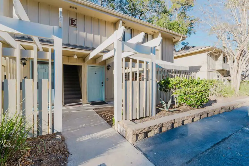Renovated 2BR First Floor Forest Beach Condo