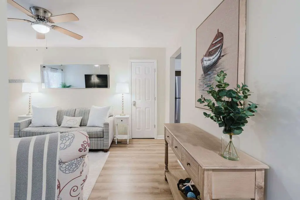 Renovated 2BR First Floor Forest Beach Condo