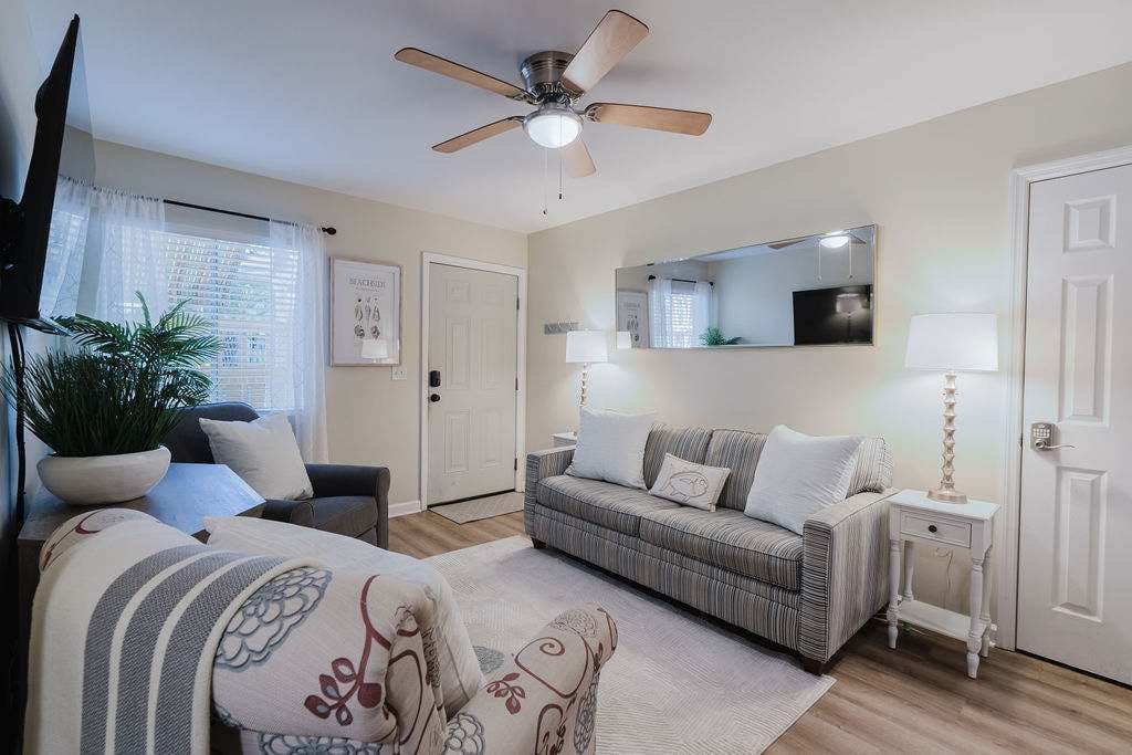 Renovated 2BR First Floor Forest Beach Condo