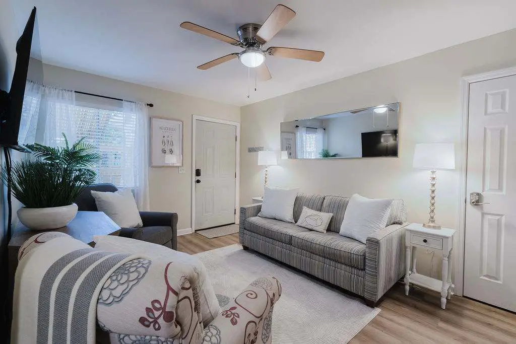 Renovated 2BR First Floor Forest Beach Condo