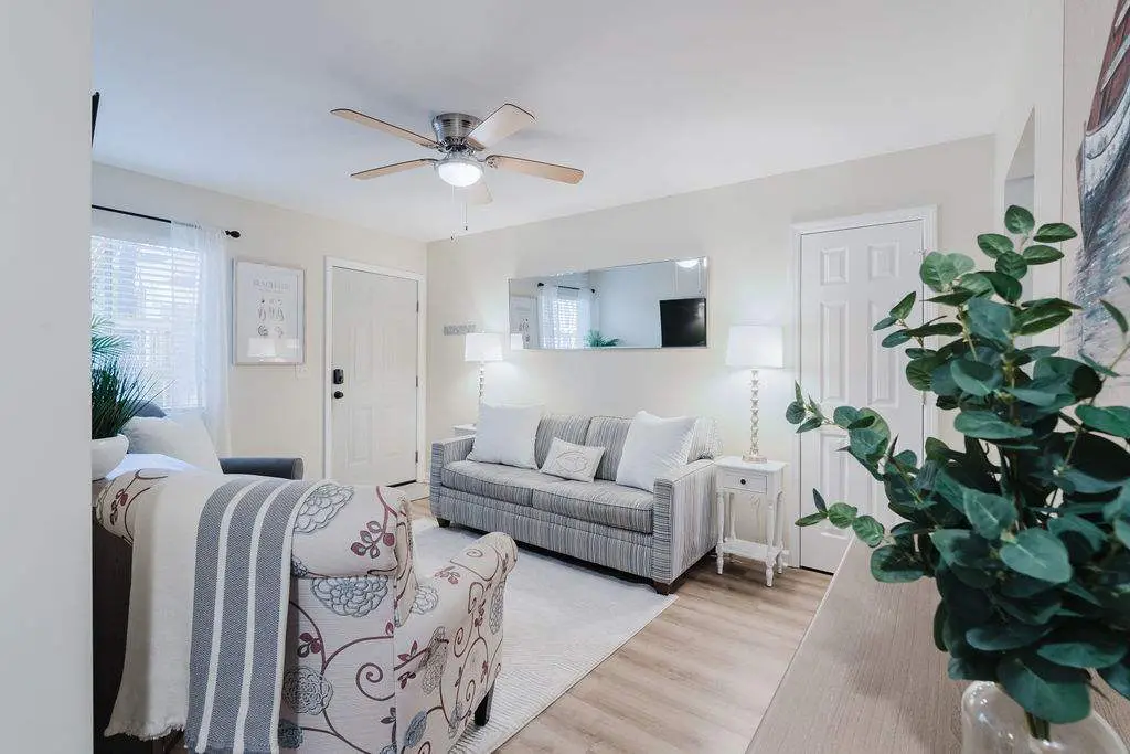 Renovated 2BR First Floor Forest Beach Condo