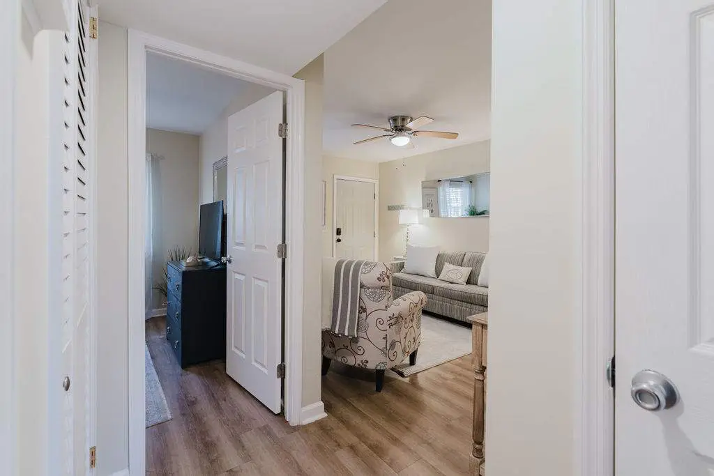 Renovated 2BR First Floor Forest Beach Condo