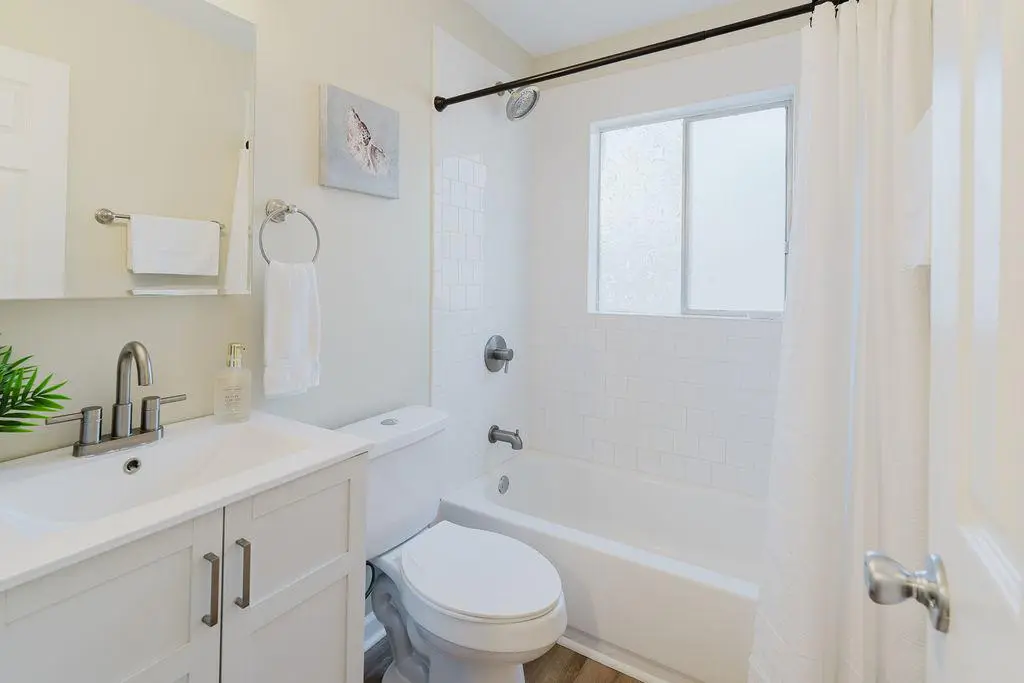 Renovated 2BR First Floor Forest Beach Condo