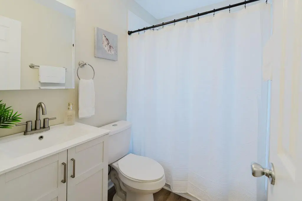 Renovated 2BR First Floor Forest Beach Condo