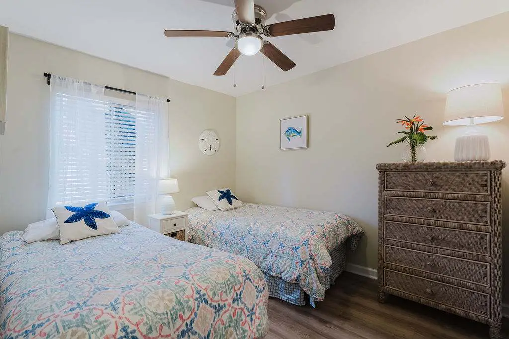 Renovated 2BR First Floor Forest Beach Condo