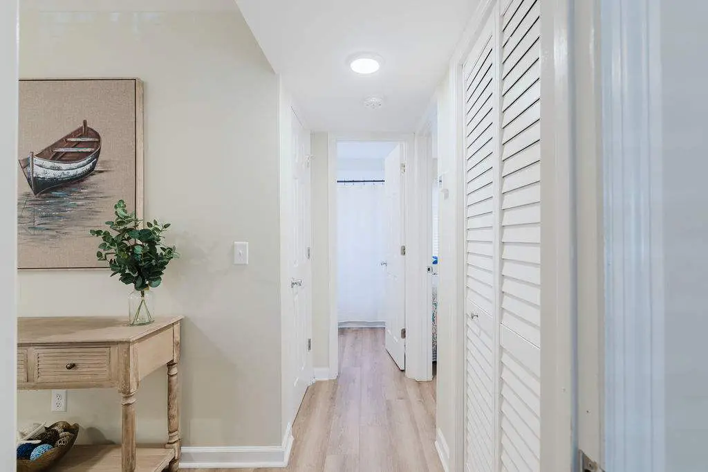 Renovated 2BR First Floor Forest Beach Condo