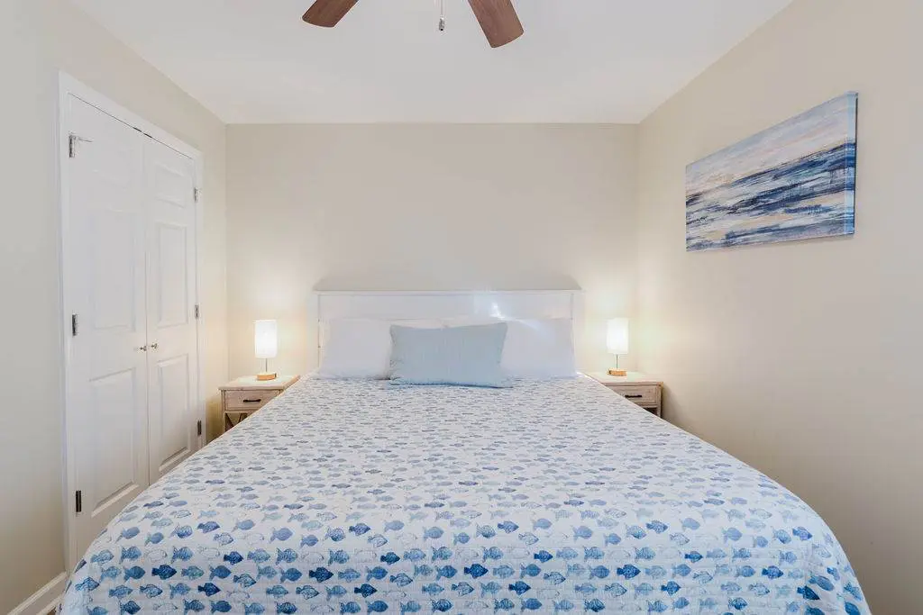 Renovated 2BR First Floor Forest Beach Condo