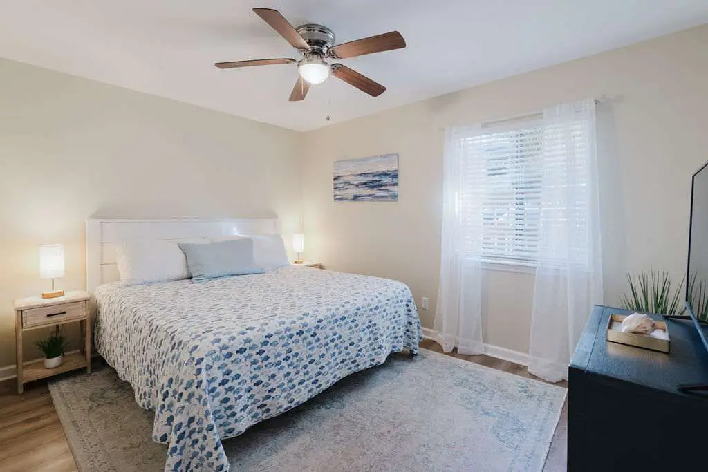 Renovated 2BR First Floor Forest Beach Condo