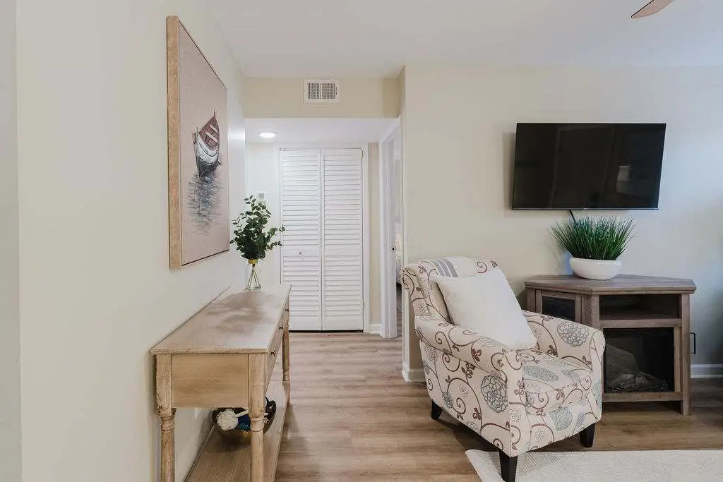 Renovated 2BR First Floor Forest Beach Condo