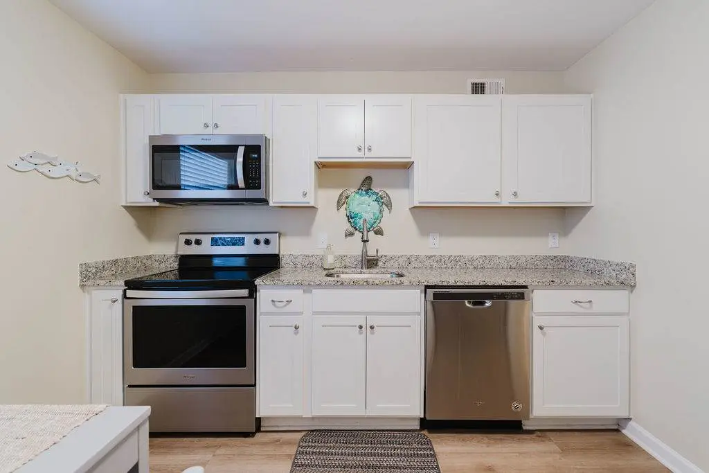 Renovated 2BR First Floor Forest Beach Condo