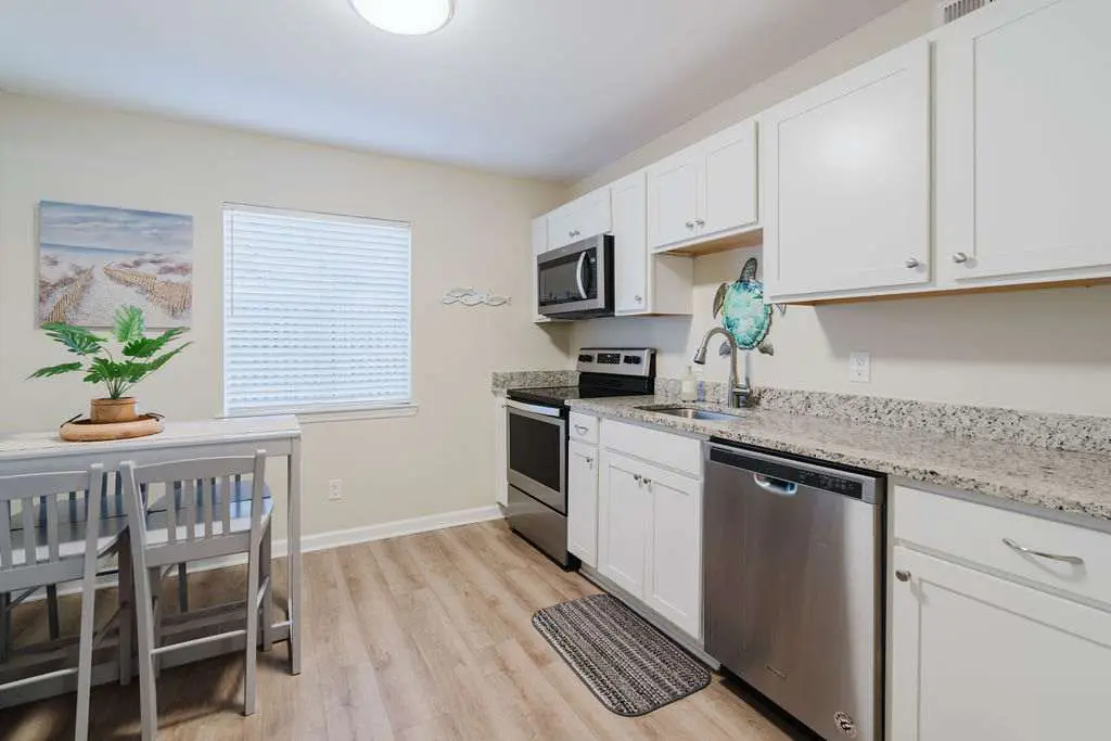Renovated 2BR First Floor Forest Beach Condo