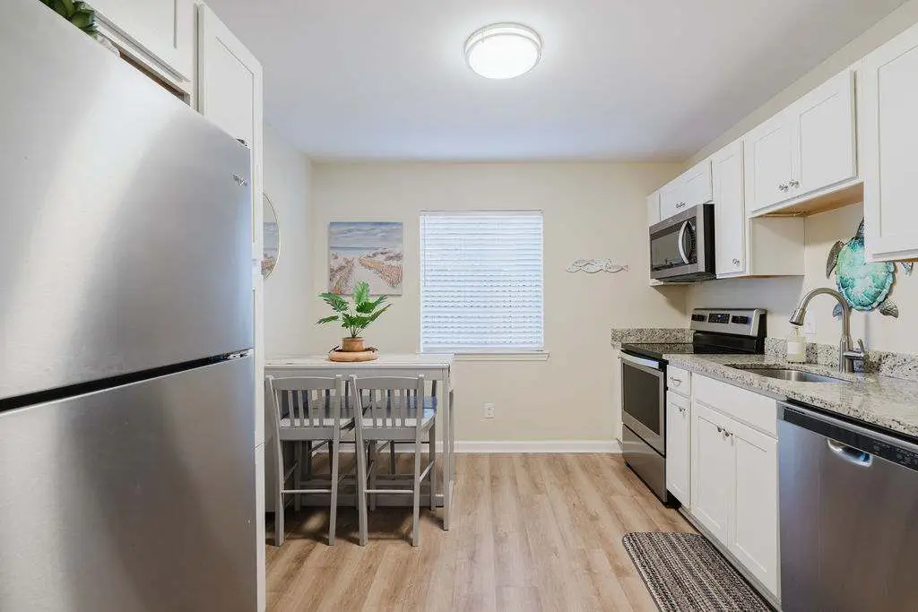Renovated 2BR First Floor Forest Beach Condo