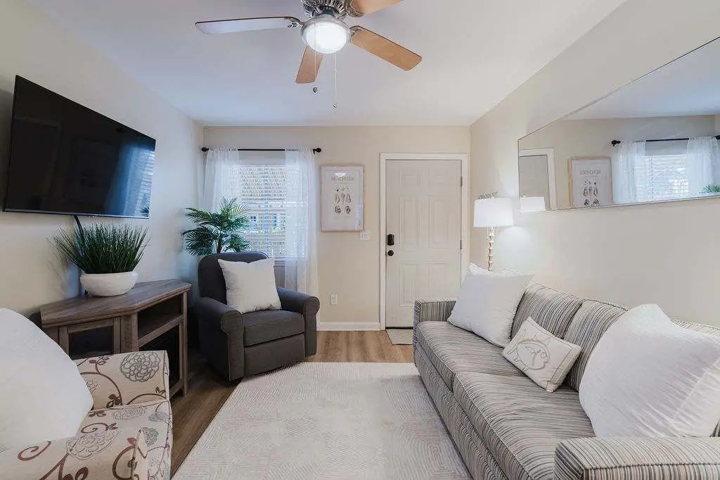 Renovated 2BR First Floor Forest Beach Condo