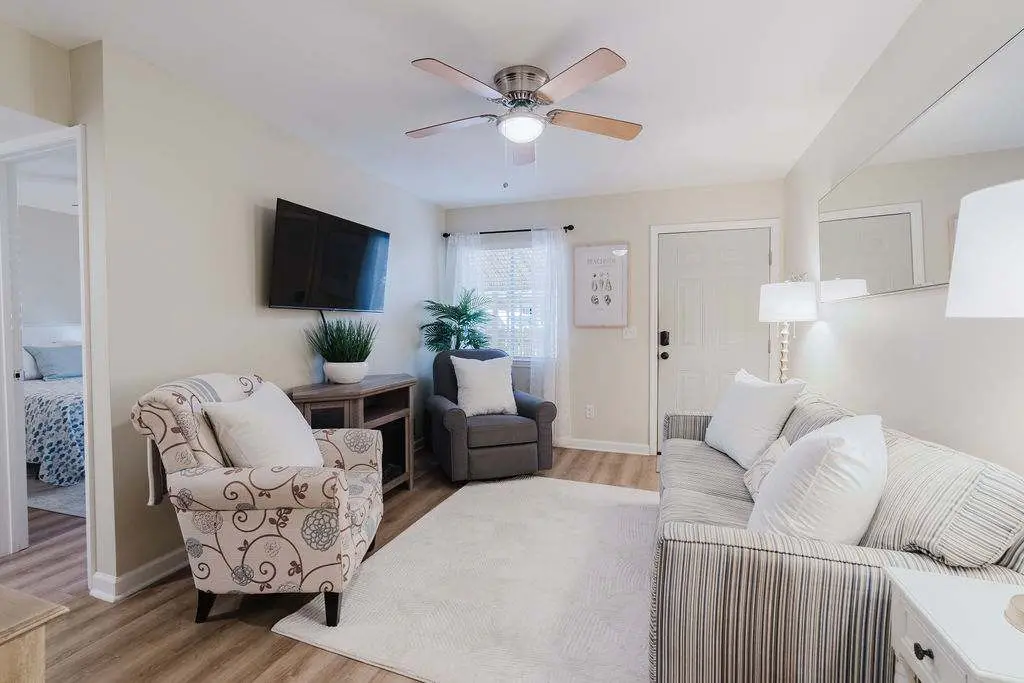 Renovated 2BR First Floor Forest Beach Condo