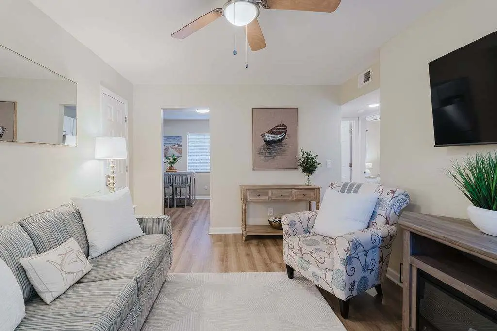 Renovated 2BR First Floor Forest Beach Condo