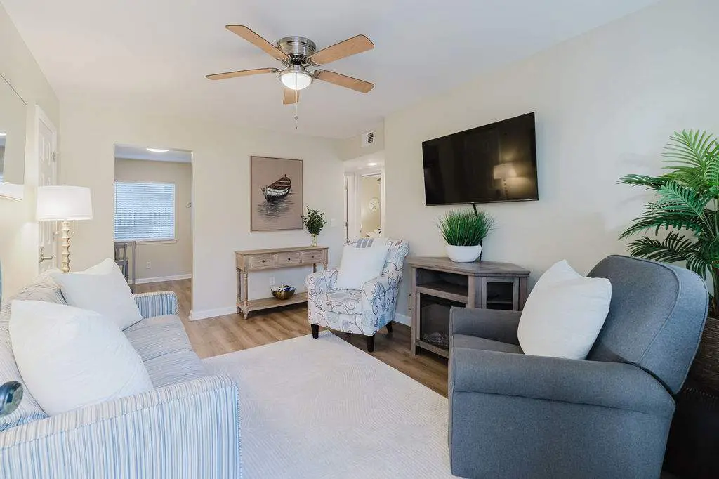 Renovated 2BR First Floor Forest Beach Condo