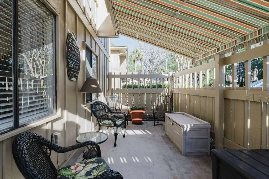 Renovated 2BR First Floor Forest Beach Condo