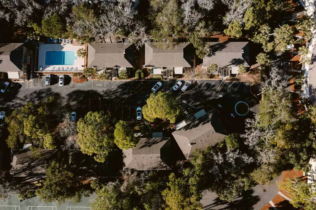 Renovated 2BR First Floor Forest Beach Condo