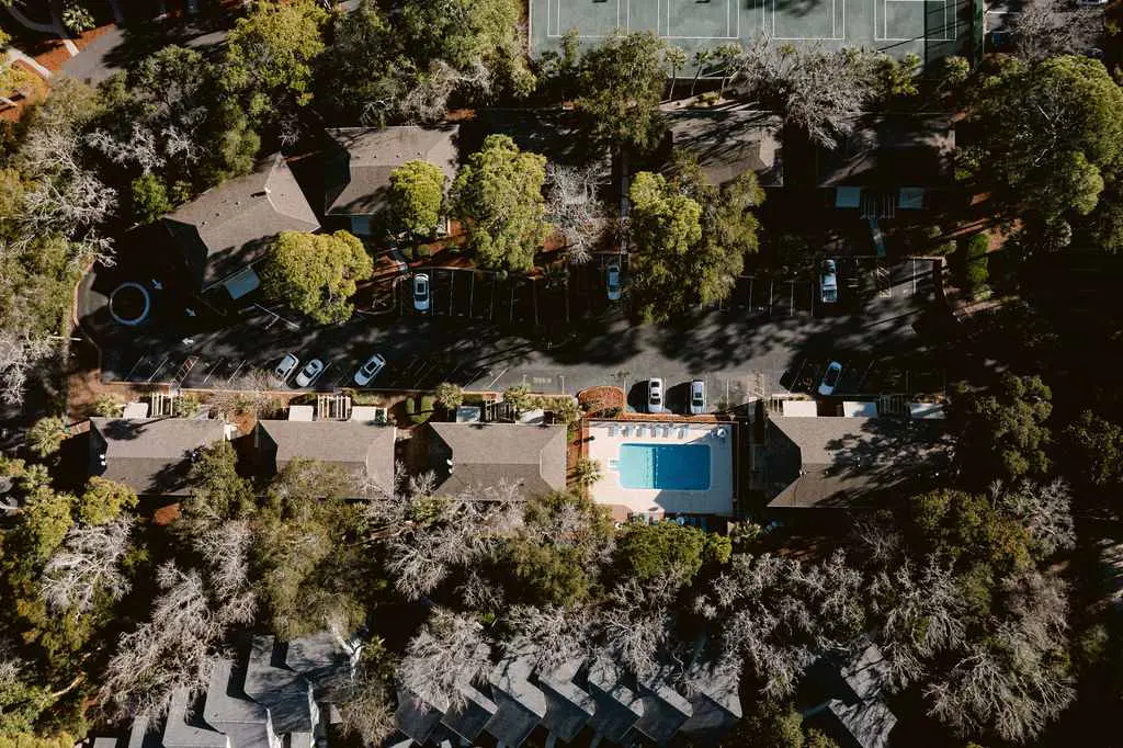 Renovated 2BR First Floor Forest Beach Condo