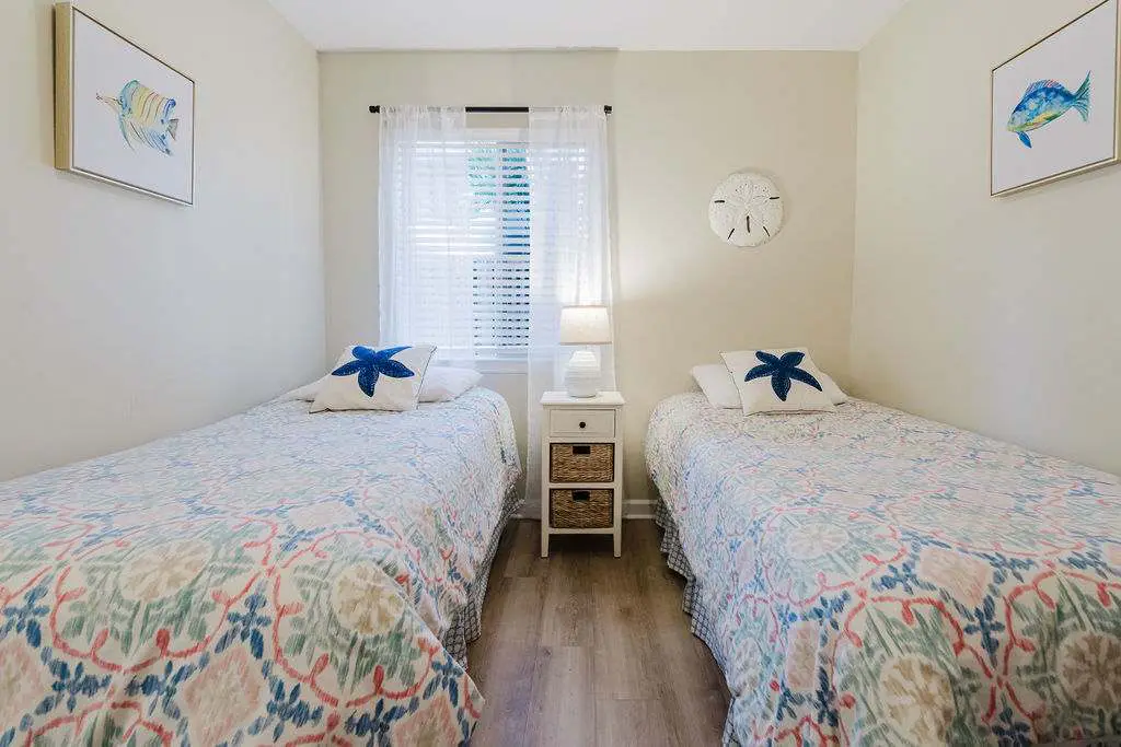 Renovated 2BR First Floor Forest Beach Condo