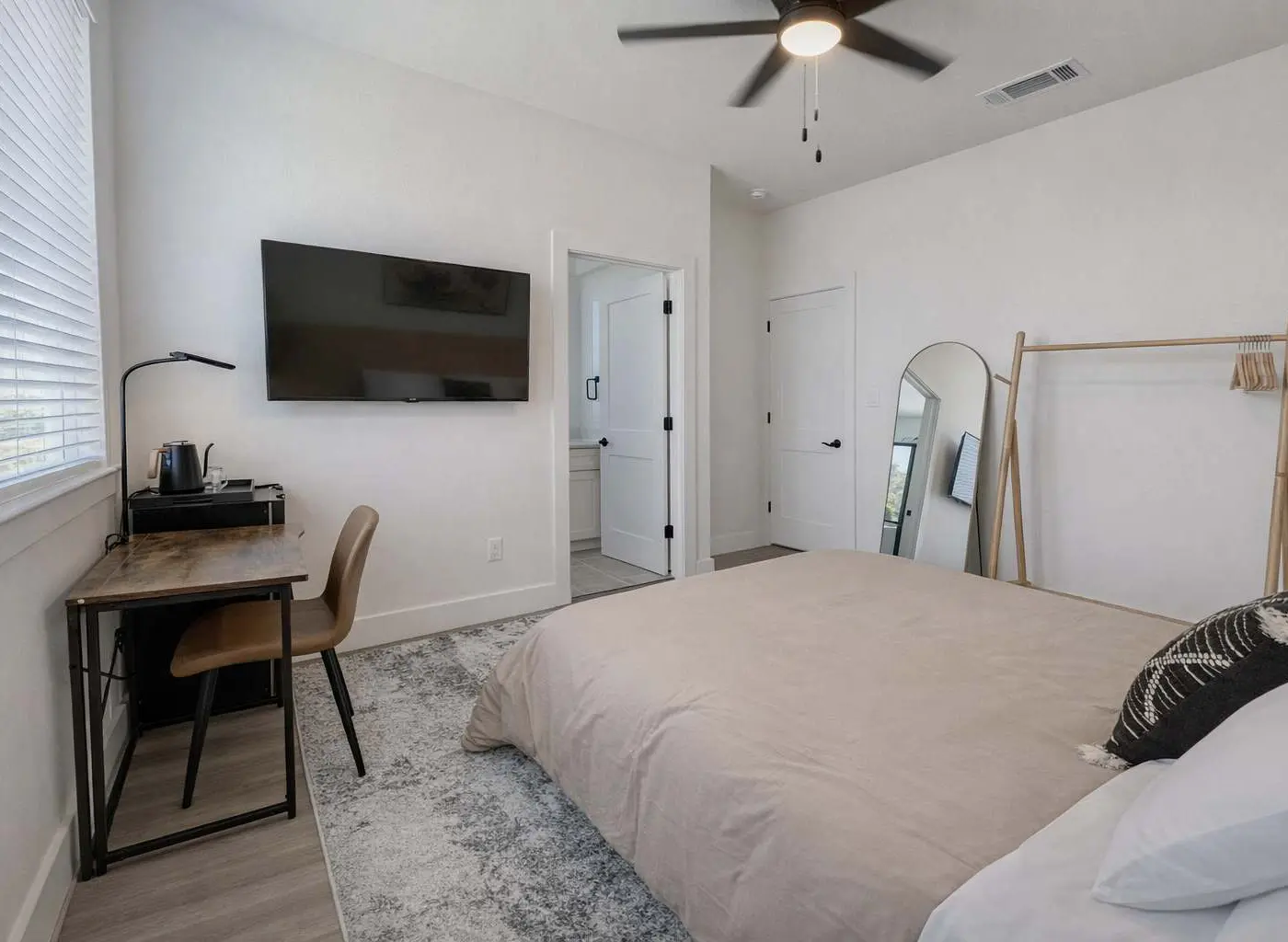 Bishop Arts 6BR townhouse, sleeps 12, close to DT