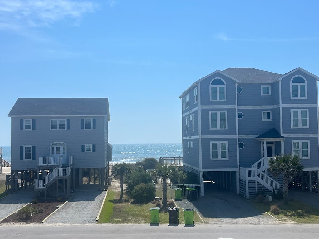 Blue Dolphin: Oceanview, game room and Grill