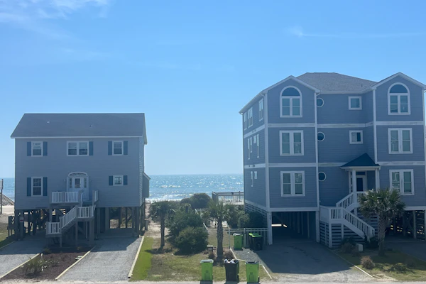 Blue Dolphin: Oceanview, game room and Grill