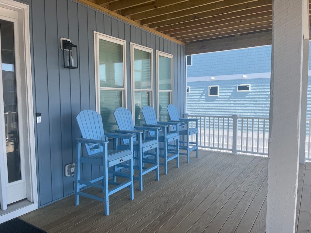 Blue Dolphin: Oceanview, game room and Grill