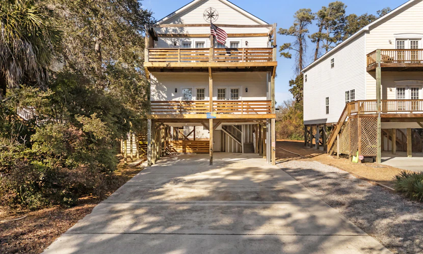 H2000 -Dog friendly, enclosed yard, private grill, cargo lift