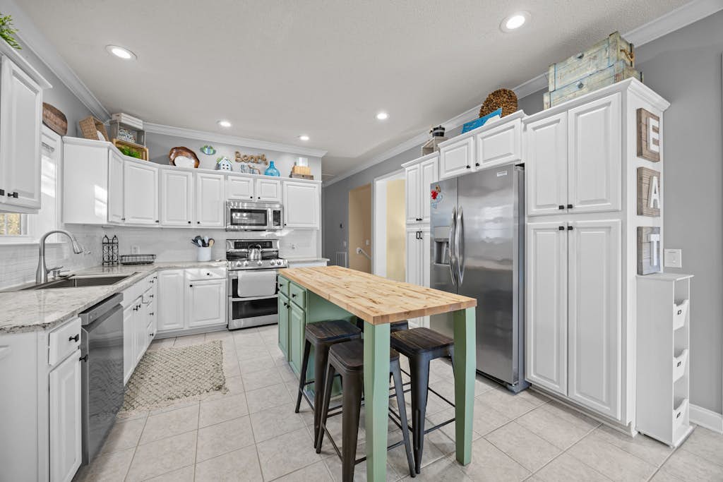 H2000 -Dog friendly, enclosed yard, private grill, cargo lift