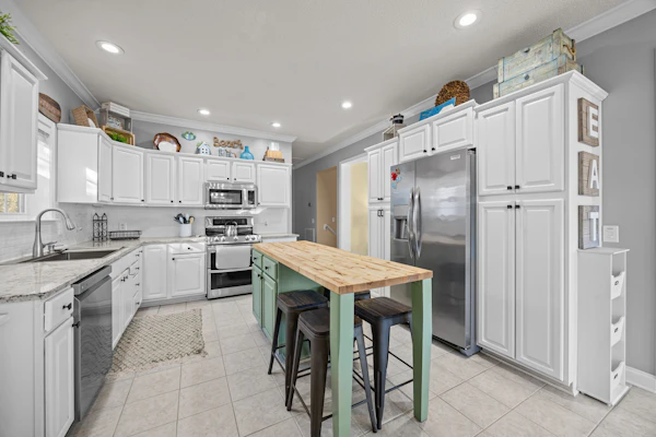 H2000 -Dog friendly, enclosed yard, private grill, cargo lift